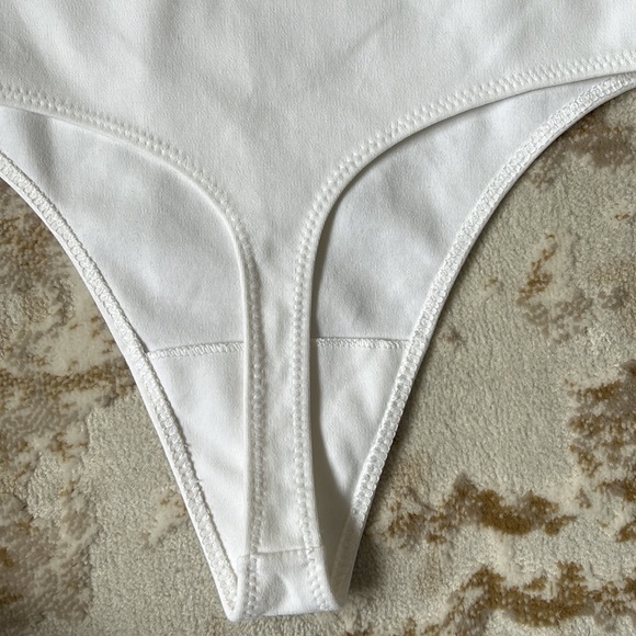 Aritzia Wilfred Free White Thong Style Bodysuit Scoop Neck Sz XS - Picture 4 of 6